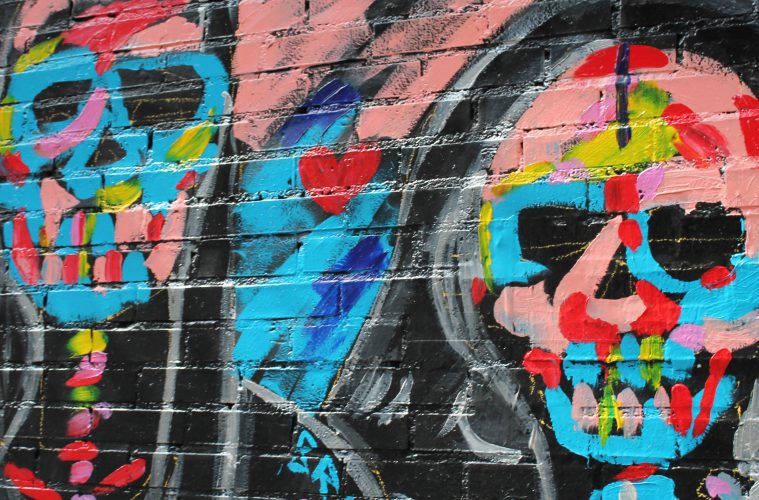 New-york-natalia-geldart-bridge-art-skulls-graffiti-portada